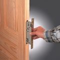 Как врезать замок в деревянную дверь